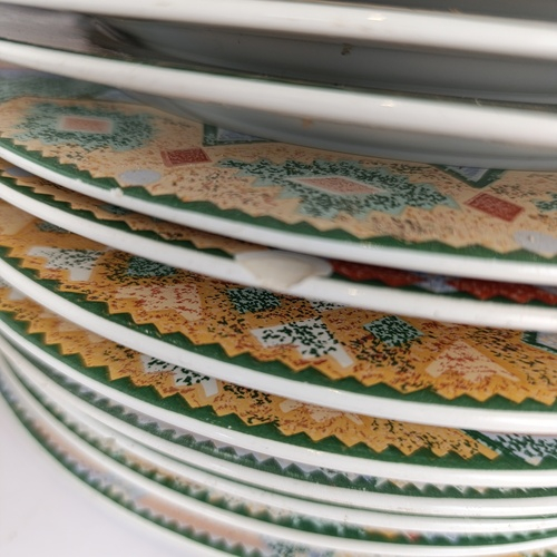 Voir photo 4 de Un service d'assiettes qui contient: 33 grandes plates, 14 petites à desserts plates, 6 creuses( ARVIDIS Fabriqué en INDONESIE ) Un service d'assiettes qui contient: 33 grandes plates, 14 petites à desserts plates, 6 creuses( ARVIDIS Fabriqué en INDONESIE ) État correct - Vue 4 -